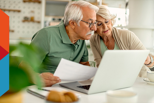 Un couple s'informe sur les aides financières accordées pour les ravalements de façade à Nîmes