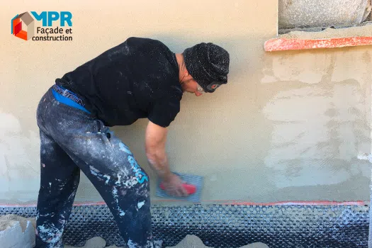 Façade de maison de ville recouverte d'un enduit avec une finition dite rustique