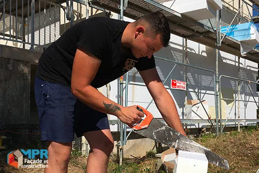 Pose d'isolation thermique par l'extérieur en plaques de polystyrène sur une habitation à la Grande Motte