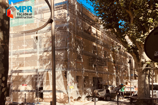 Chantier de rénovation de façade à Nîmes dans le périmètre des campagne municipales de ravalement