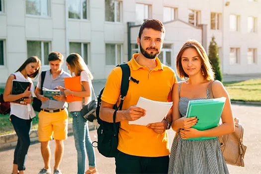 4 jeunes devant une résidence service pour étudiants