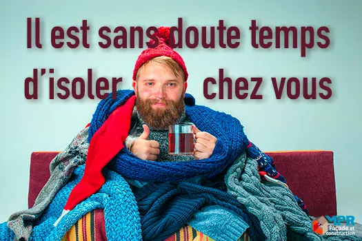 Individu avec couches de vêtements pour lutter contre le froid dans le logement