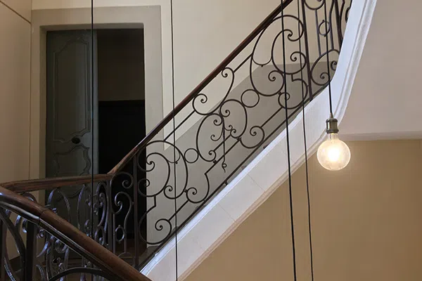 Enduit à la chaux peint pour un escalier de résidence de standing rénovée du XVIIe siècle