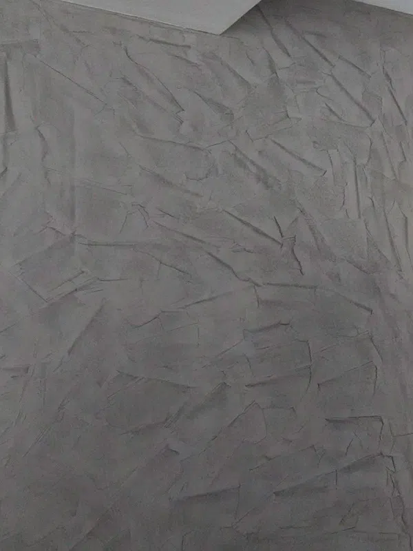 Mur habillé de stucco vénitien gris