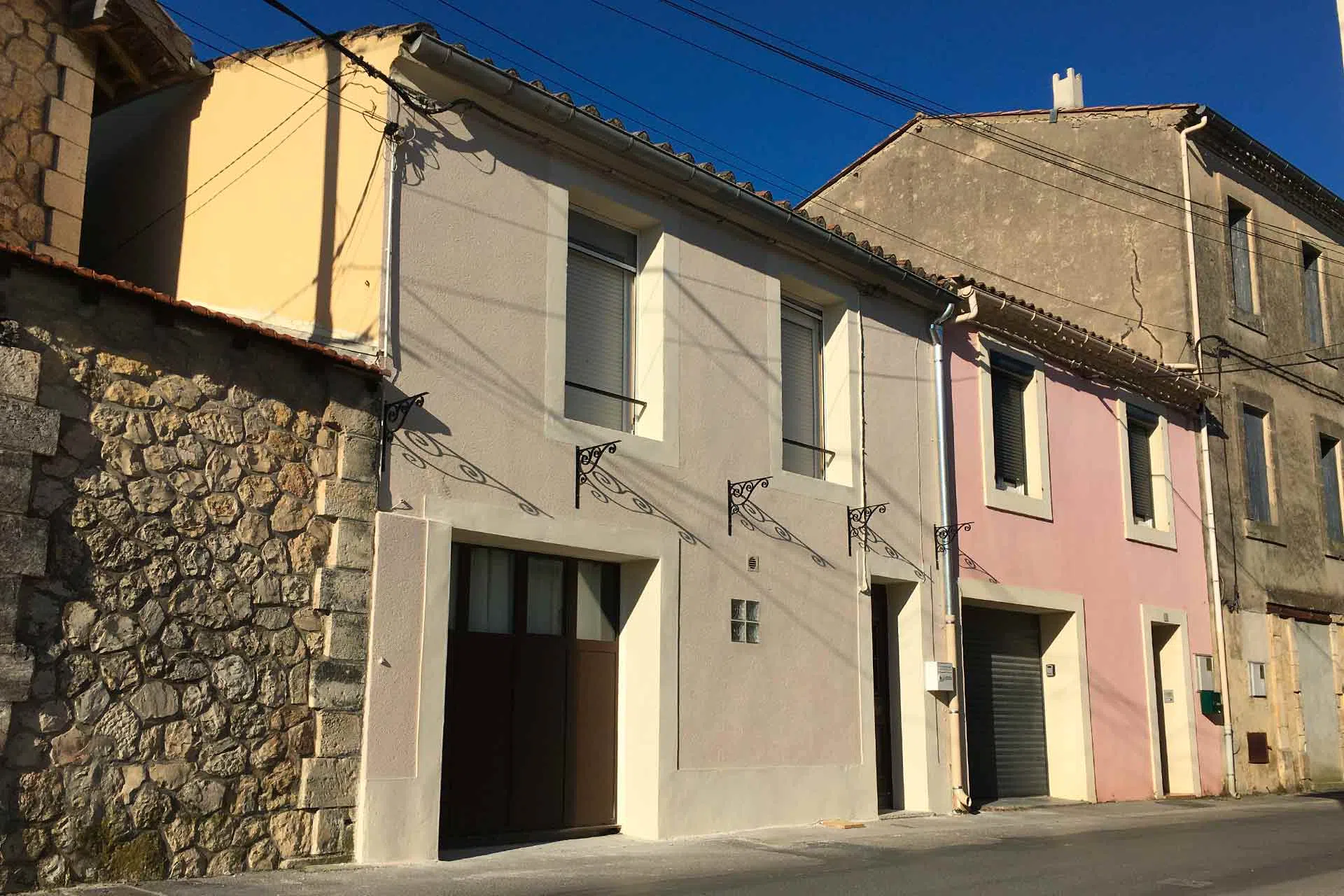 Une rénovation de façade pour une maisonnette près des remparts à Aigues-Mortes