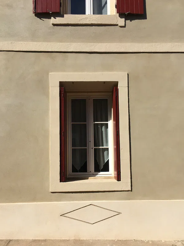 Façade à la chaux aspect rustique maison provençale à Vergèze