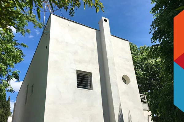 Façade de maison d'architecte rénovée à l'enduit monocouche