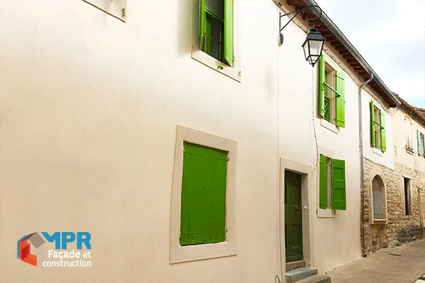 Façade restaurée avec enduit traditionnel Parlumière ParexLanko dans le quartier du Château de Villevieille