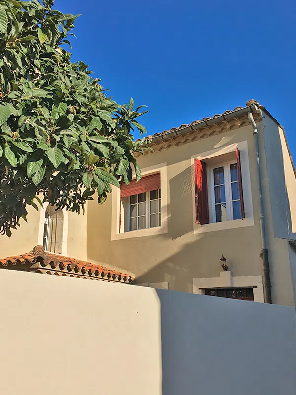 Façade à la chaux aspect rustique maison provençale à Vergèze