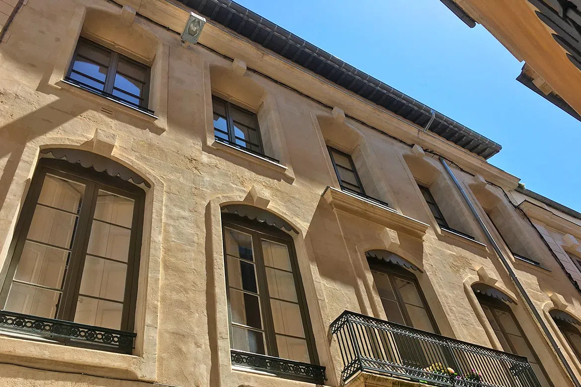 Restauration de facade par hydrogommage sur immeuble à Nîmes