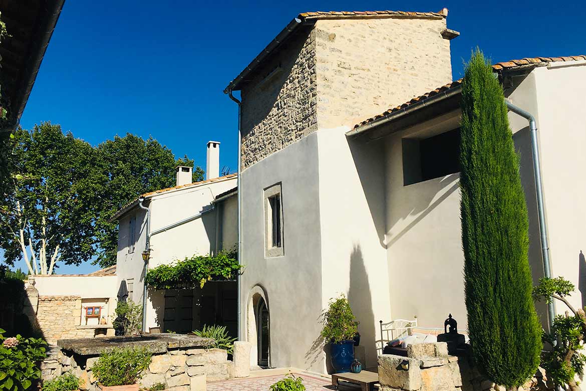 Vue après rénovation de façade (enduit à la chaux et gouttières zinc) de l'âme retrouvée d'un mas nîmois