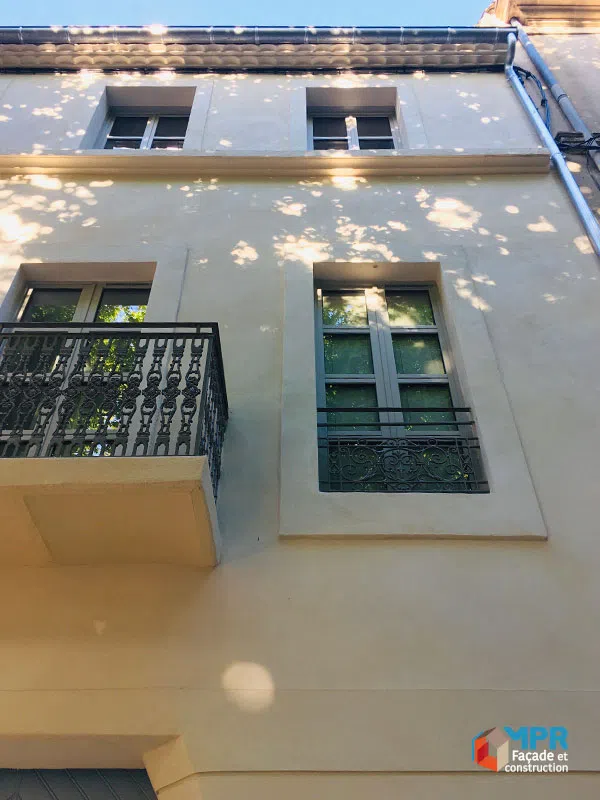 Enduit taloché et encadrements de fenêtres réalisés par MPR façade avenue Carnot à Nîmes