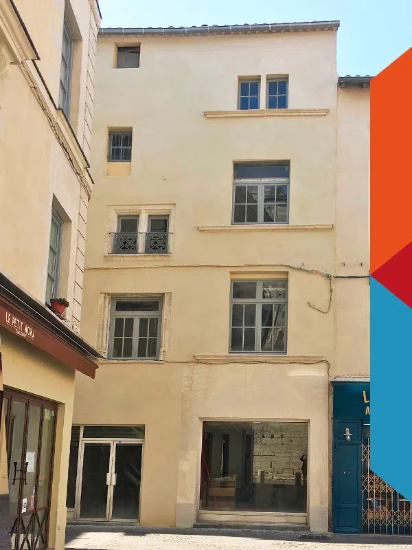 Façade rénovée avec enduit traditionnel Parlumière ParexLanko rue des Marchands à Nîmes