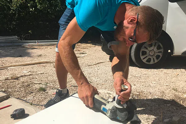 Découpe de plaque métal pour appui de fenêtre, Chantier ITE à Nîmes