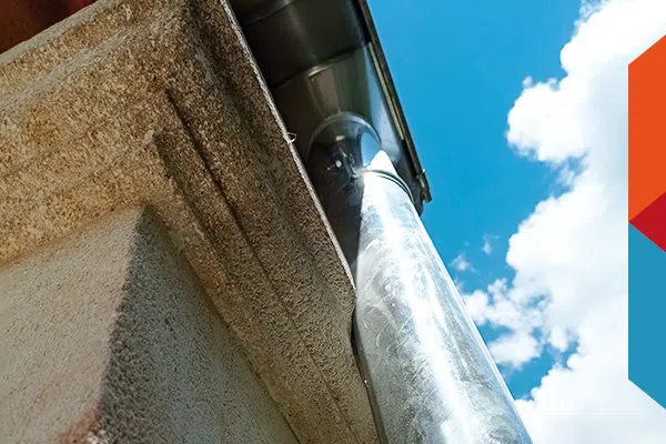 Descente eaux pluviale en zin pour une maison à Prades-le-Lez