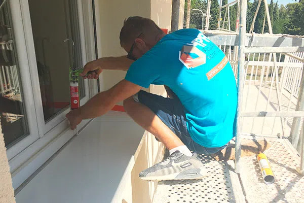 Réalisation de joints en silicone pour habillage métal d'appui de fenêtre, Chantier ITE à Nîmes