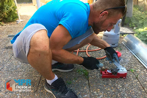 Préparation du soudo-brasage, rénovation d'ITE à Nîmes